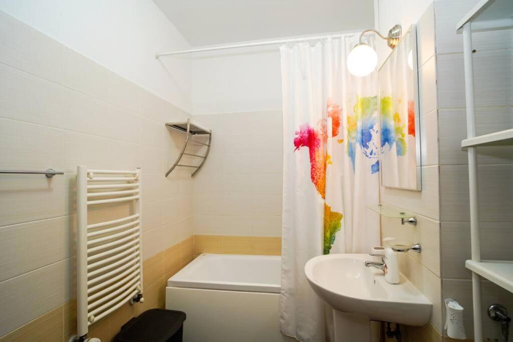 Sky Modern 1 Bedroom Apt W Free Parking بوخارست المظهر الخارجي الصورة